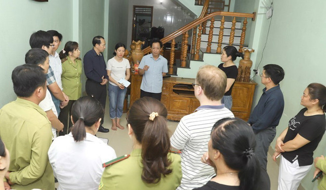 Phó Chủ tịch Ủy ban Nhân dân tỉnh Hà Giang Trần Đức Quý (áo đen) thăm hỏi, động viên gia đình có người hy sinh và cán bộ bị thương trong vụ cháy rừng. (Ảnh: TTXVN phát) ttxvn_chay rung ha giang.jpg