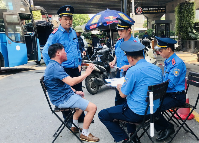 Các cán bộ Đội Thanh tra Giao thông Vận tải Cơ động (Thanh tra Sở Giao thông Vận tải Hà Nội) kiểm tra điều kiện xuất bến các phương tiện tại Bến xe Nước Ngầm ngày 27/4. (Ảnh: Tuyết Mai/TTXVN) ttxvn_ben xe nuoc ngam 2.jpg