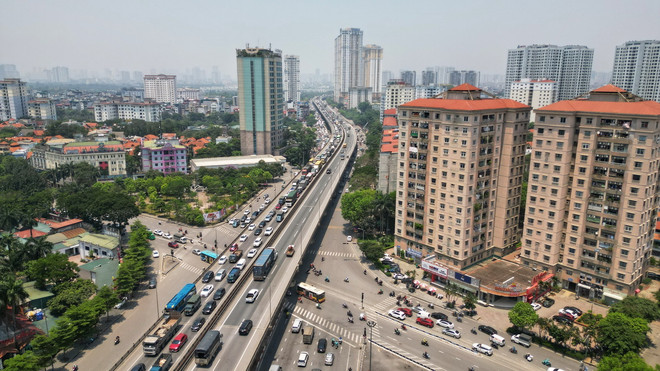 Ùn tắc nhẹ hướng ra cầu Thanh Trì và Pháp Vân trên đường Vành đai 3 trên cao. (Ảnh: Tuấn Anh/TTXVN) ttxvn_giao thong ha noi 3.jpg