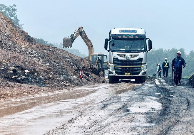 Một vụ sạt lở trên đường La Sơn-Hòa Liên nối tỉnh Thừa Thiên-Huế và thành phố Đà Nẵng hồi tháng 11 năm 2023. (Ảnh: TTXVN phát) ttxvn_la son hoa lien 2.jpg