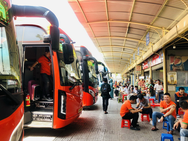 Tại Bến xe Mỹ Đình, các tuyến đi Lào Cai, Sa Pa, Sơn La, Điện Biên đông khách trong ngày đầu nghỉ lễ 30/4 và 1/5, còn lại các tuyến khác đều thưa vắng. (Ảnh: Tuyết Mai/TTXVN) ttxvn_ben xe my dinh.jpg