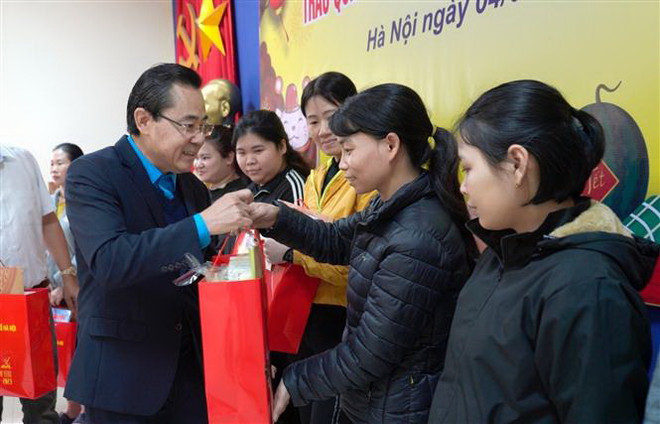 Tổ chức công đoàn Thủ đô tặng quà công nhân lao động trong dịp Tết ảnh 2
