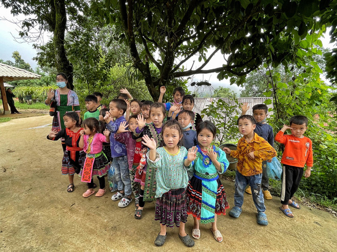Trẻ em ở Sin Suối Hồ, Lai Châu tham gia hoạt động dọn rác. (Ảnh: Mai Mai/Vietnam+) Làm gì để loại ô nhiễm rác thải, trả lại môi trường xanh cho du lịch? ảnh 2