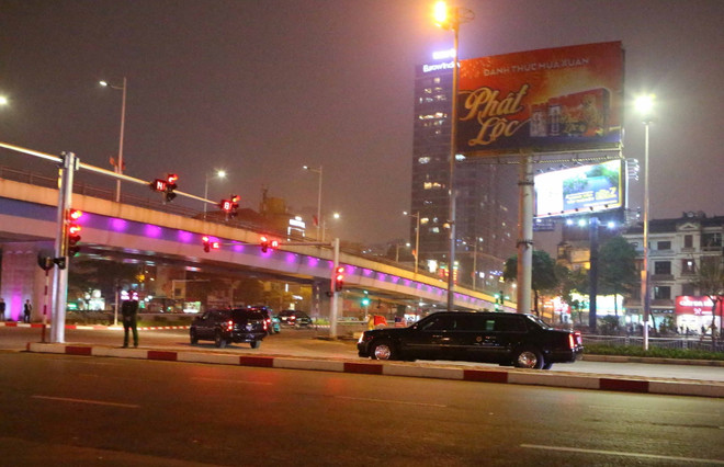 Tổng thống Donald Trump thân thiện với phóng viên và người dân Hà Nội ảnh 1