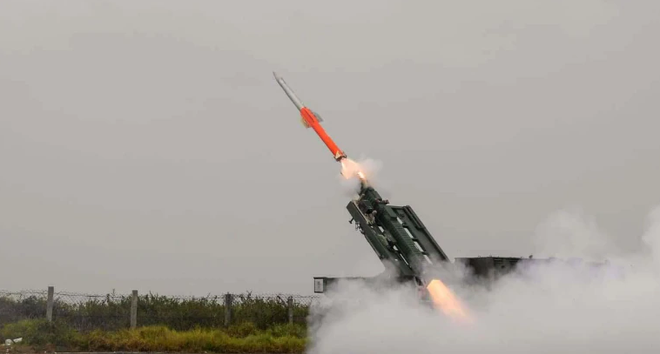 Ấn Độ thử tên lửa đất đối không ngay sau vụ oanh kích khủng bố ảnh 1