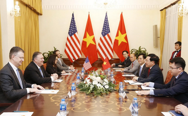 Phó Thủ tướng, Bộ trưởng Ngoại giao Phạm Bình Minh và Bộ trưởng Ngoại giao Mỹ Mike Pompeo hội đàm. (Ảnh: Lâm Khánh/TTXVN) Hợp tác thương mại và đầu tư là động lực cho quan hệ Việt Nam-Hoa Kỳ ảnh 1