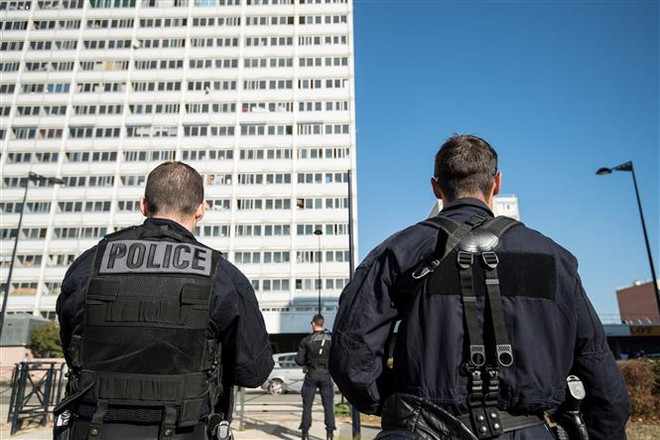Cảnh sát Pháp tuần tra tại một khu vực ở thủ đô Paris. (Ảnh: AFP/TTXVN) Pháp triệt phá âm mưu tấn công bằng dao nhằm vào Tổng thống Macron ảnh 1