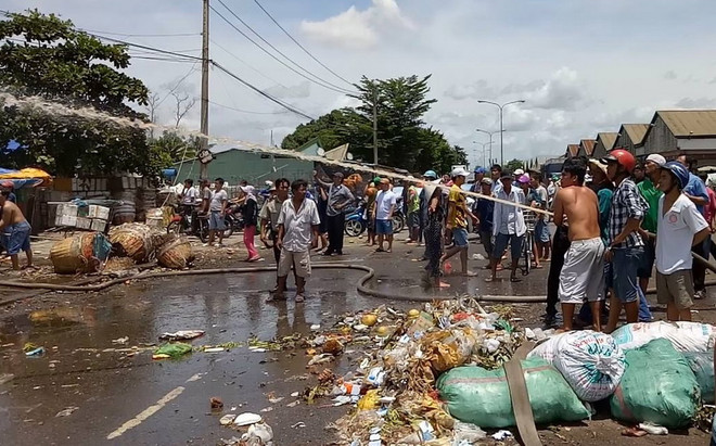 Cháy tại chợ nông sản Thủ Đức, nhiều quầy hàng bị thiêu rụi ảnh 1
