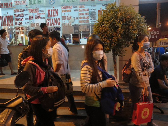 Người dân khắp nơi ùn ùn đổ về TP.HCM sau kỳ nghỉ Quốc khánh ảnh 1