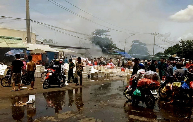 Cháy tại chợ nông sản Thủ Đức, nhiều quầy hàng bị thiêu rụi ảnh 2