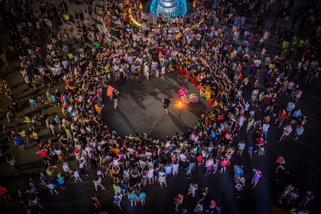 [Photo] Ngắm biển người trên phố đi bộ quanh khu vực Hồ Gươm ảnh 4