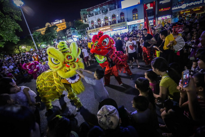 [Photo] Ngắm biển người trên phố đi bộ quanh khu vực Hồ Gươm ảnh 1