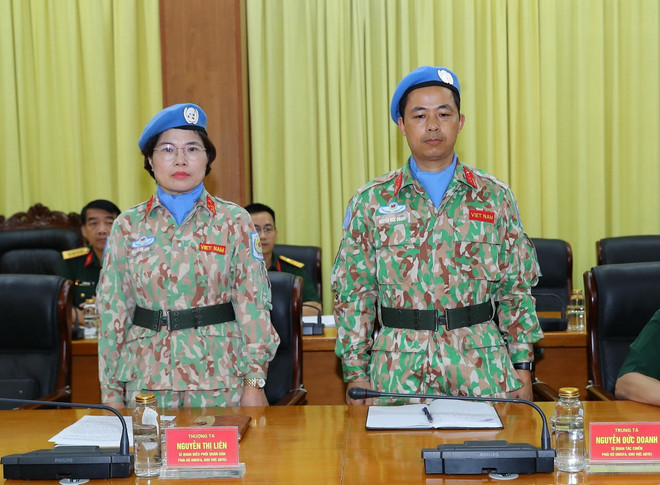 Thượng tá Nguyễn Thị Liên, đảm nhiệm vị trí sỹ quan điều phối quân dân và trung tá Nguyễn Đức Doanh, đảm nhiệm vị trí sỹ quan tác chiến, Phái bộ UNISFA, khu vực Abyei nghe Quyết định lên đường nhận nhiệm vụ. (Ảnh: Trọng Đức/TTXVN) ttxvn_gin giu hoa binh 2.jpg