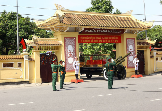 ttxvn_anh le dua tang tong bi thu.jpg