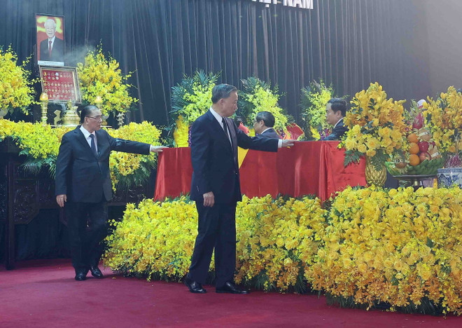 Chủ tịch nước Tô Lâm và các đại biểu đi quanh linh cữu lần cuối, tiễn biệt Tổng Bí thư Nguyễn Phú Trọng. (Ảnh: TTXVN) ttxvn_truy dieu 12.jpg