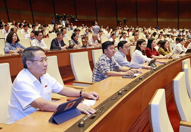 Đại biểu Quốc hội biểu quyết thông qua Nghị quyết. (Ảnh: Doãn Tấn/TTXVN) Nghị quyết xác nhận kết quả lấy phiếu tín nhiệm đối với 44 người ảnh 2