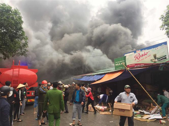 Nghệ An: Đang cháy lớn tại dãy nhà kho ở gần khu vực chợ Vinh ảnh 1