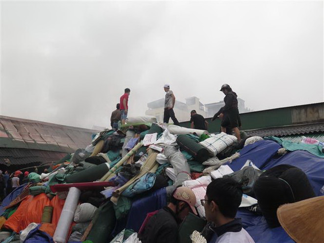 Đã khống chế được đám cháy lớn tại kho hàng hóa gần chợ Vinh ảnh 1