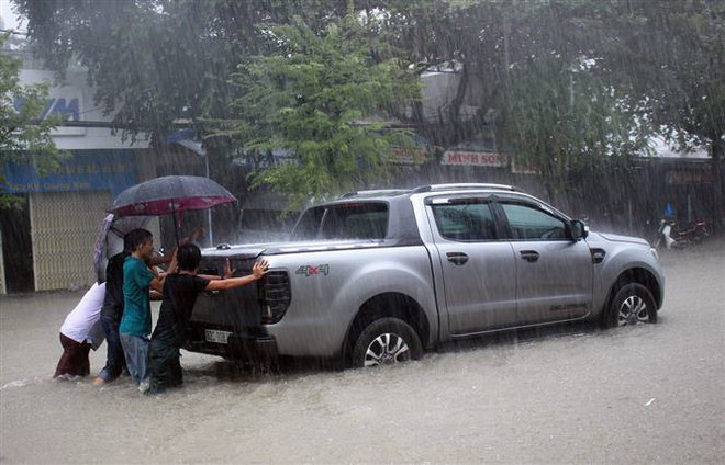 Mưa lớn làm nhiều nơi trên địa bàn tỉnh Quảng Nam bị ngập sâu ảnh 1