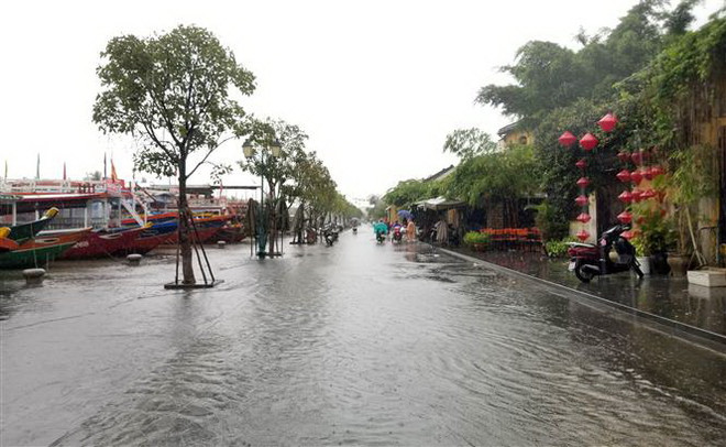 Quảng Nam: Tối 9/12, mực nước sông Tam Kỳ lên nhanh ở mức báo động ảnh 1