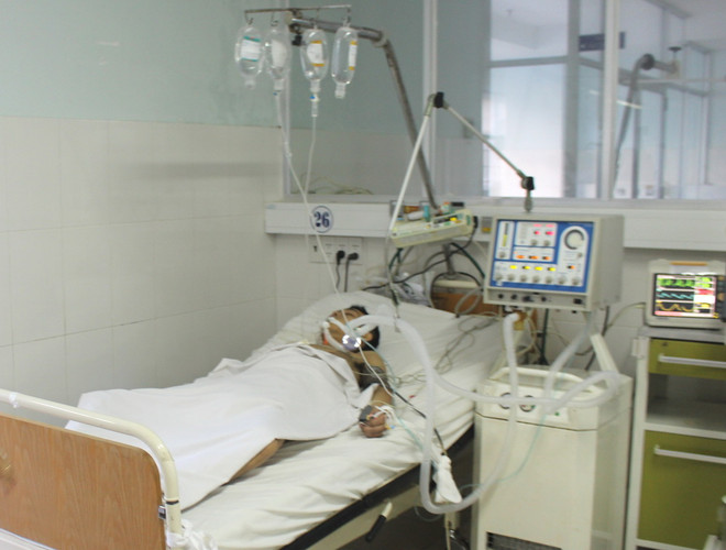 Vào bể chứa mắm, 3 người bị ngộ độc khí phải nhập viện cấp cứu ảnh 1