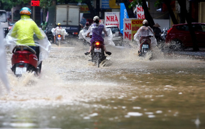 [Photo] Mưa lớn nhấn chìm thành phố Yên Bái trong biển nước ảnh 5