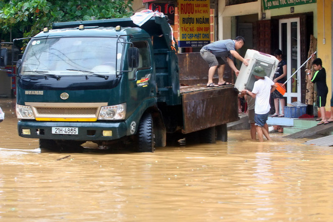 [Photo] Mưa lớn nhấn chìm thành phố Yên Bái trong biển nước ảnh 3