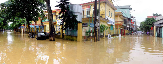 [Photo] Mưa lớn nhấn chìm thành phố Yên Bái trong biển nước ảnh 2