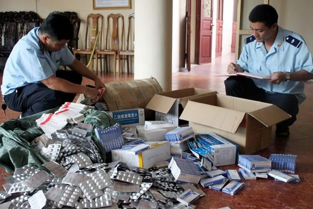 Một vụ phát hiện thuốc tân dược không rõ nguồn gốc. (Ảnh minh họa: Nguyễn Hoàng/TTXVN) Sớm kết thúc điều tra vụ án sản xuất, buôn bán thuốc tân dược giả ảnh 1