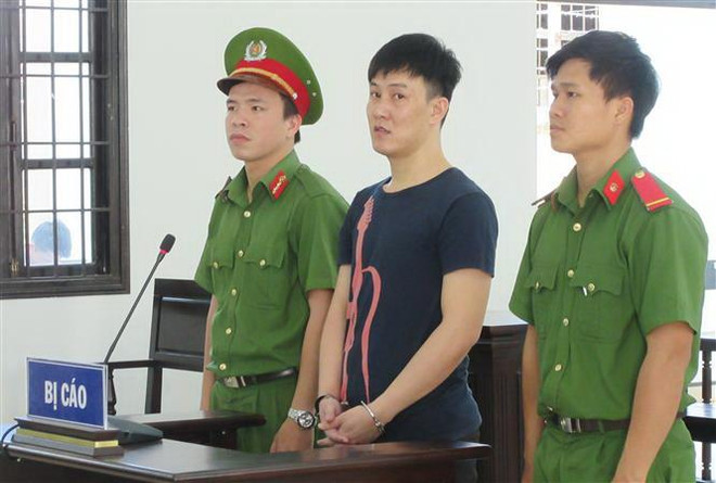 Bị cáo Phan Hoài Nhân tại phiên xét xử. (Ảnh: Nguyễn Thành/TTXVN) Nhân viên giám sát bán hàng đi tù vì tội lừa đảo chiếm đoạt tài sản ảnh 1