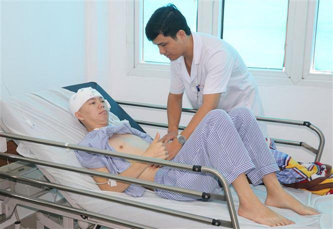 Cứu sống du khách người Trung Quốc bị ngã, chấn thương sọ não ảnh 1