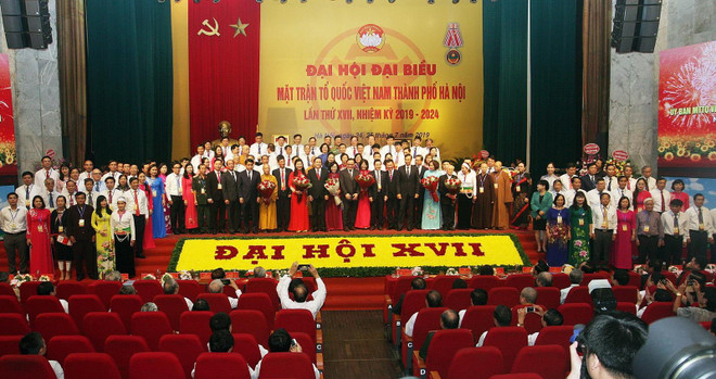 32 ủy viên Ủy ban Mặt trận Tổ quốc Việt Nam thành phố Hà Nội ra mắt Đại hội. (Ảnh: Nguyễn Dân/TTXVN) Đại hội đại biểu Mặt trận Tổ quốc Việt Nam thành phố Hà Nội ảnh 3