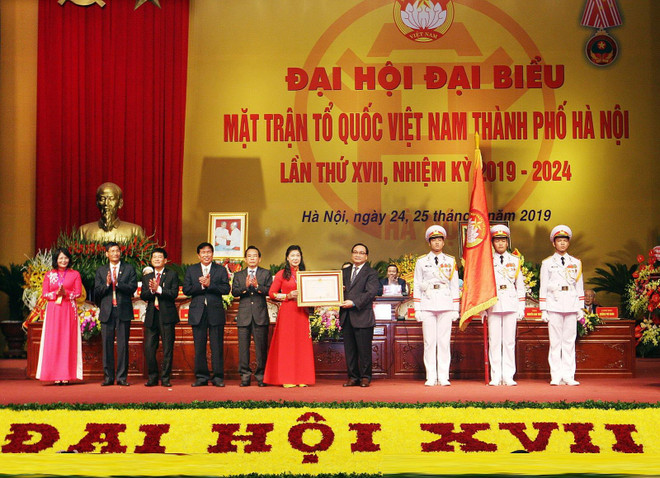 Ủy viên Bộ Chính trị, Bí thư Thành ủy Hà Nội Hoàng Trung Hải tặng Huân chương Độc hập hạng Nhất cho Mặt trận Tổ quốc Việt Nam Thành phố Hà Nội. (Ảnh: Nguyễn Dân/TTXVN) Đại hội đại biểu Mặt trận Tổ quốc Việt Nam thành phố Hà Nội ảnh 2