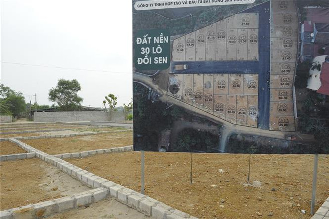 Bảng giới thiệu về khu đất để hấp dẫn người mua. (Ảnh: Mạnh Khánh/TTXVN) Hà Nội: Cần công khai thông tin quy hoạch để ngăn tình trạng 'sốt đất' ảnh 3