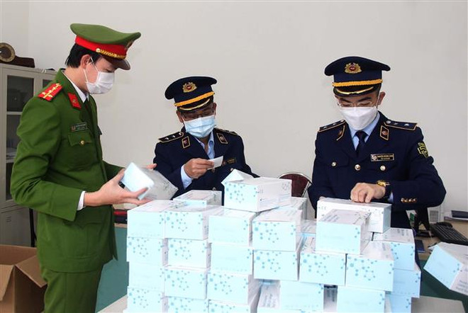 Xử phạt nhiều cơ sở vi phạm trong việc mua bán bộ xét nghiệm COVID-19 ảnh 1