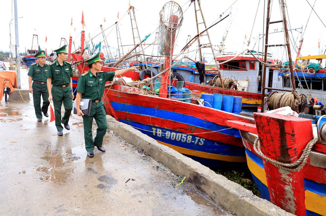 Cán bộ, chiến sỹ Đồn Biên phòng Cửa khẩu cảng Diêm Điền (Bộ đội Biên phòng tỉnh Thái Bình) tuần tra, kiểm soát tại cảng cá Tân Sơn, huyện Thái Thụy, tỉnh Thái Bình. (Ảnh: Thế Duyệt/TTXVN) ttxvn_IUU thai binh.jpg