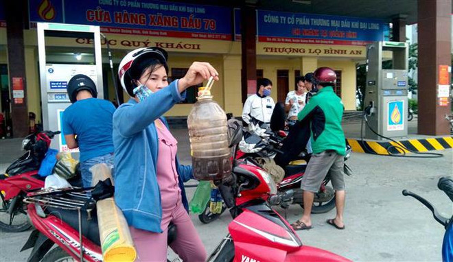 Lấy mẫu kiểm nghiệm trước phản ánh xăng đổi màu, đóng cặn ảnh 1