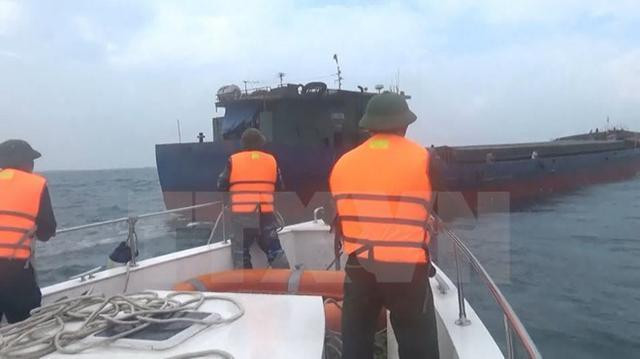 Cứu nạn ngư dân bị đứt ngón tay, bất tỉnh khi hành nghề trên biển ảnh 1