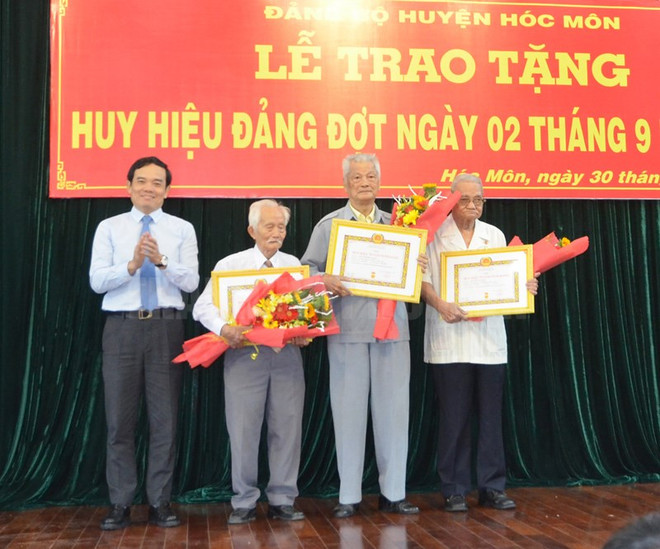 Thành phố Hồ Chí Minh trao tặng huy hiệu Đảng cho hơn 1.800 đảng viên ảnh 1