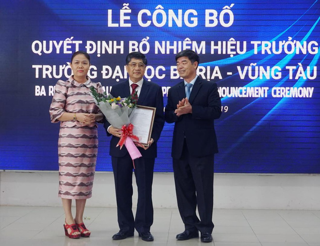 Giáo sư-tiến sỹ Nguyễn Lộc nhận quyết định bổ nhiệm làm hiệu trưởng BVU. (Ảnh: M.Phương/Vietnam+) Trường Đại học Bà Rịa-Vũng Tàu chính thức có hiệu trưởng mới ảnh 1