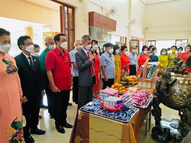 Ấm áp Tết cổ truyền Việt Nam trên những nẻo đường châu Á ảnh 2