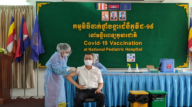 Campuchia​ tiêm vaccine COVID-19 cho cán bộ ngoại giao nhiều nước ảnh 1