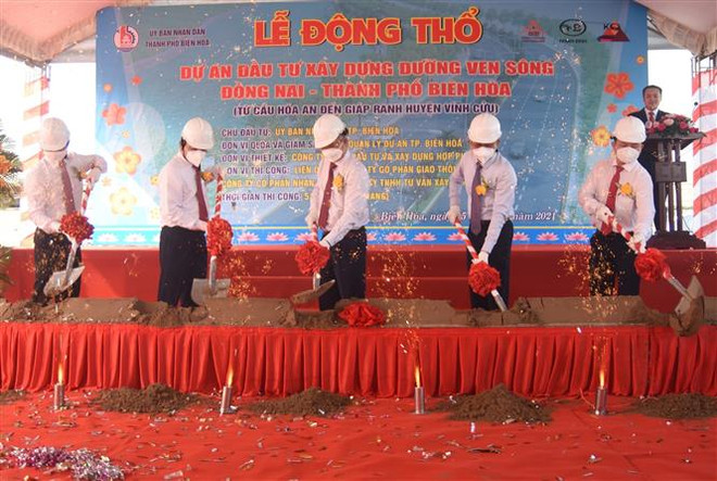 Các đại biểu thực hiện nghi thức khởi công dự án xây dựng đường ven sông Đồng Nai. (Ảnh: Công Phong/TTXVN) Đầu tư gần 1.300 tỷ đồng xây dựng đường ven sông Đồng Nai ảnh 1