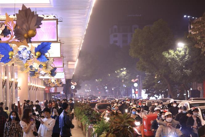 Hà Nội: Xử phạt nhiều người trông giữ xe tự phát trong đêm Noel ảnh 1