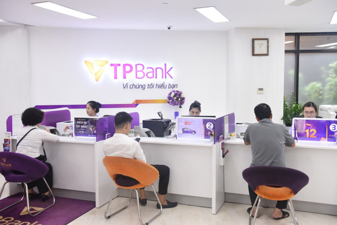 Khách hàng thực hiện giao dịch tại TPBank. (Nguồn: TPBank) Vinh danh các ngân hàng Việt Nam tiêu biểu trong năm 2019 ảnh 1