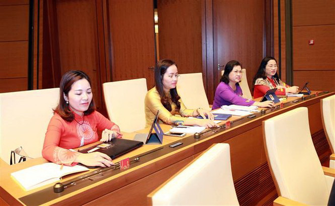 Đại biểu Quốc hội ấn nút thông qua Nghị quyết. (Ảnh: Doãn Tấn/TTXVN) Thông qua nghị quyết về phòng cháy chữa cháy, hoạt động chất vấn ảnh 2