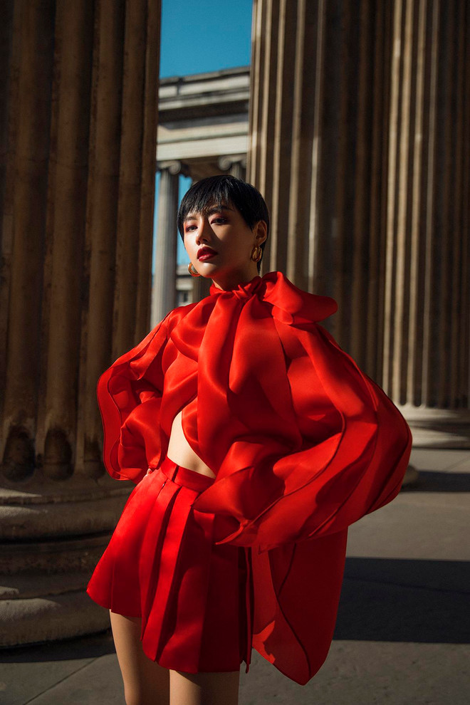 Trần Hùng mang nhung lụa Việt lên sàn diễn London Fashion Week 2019 ảnh 3