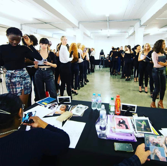 Không khí casting tại London Fashion Week 2019. (Ảnh: Shin Vox/Vietnam+) Trần Hùng mang nhung lụa Việt lên sàn diễn London Fashion Week 2019 ảnh 2