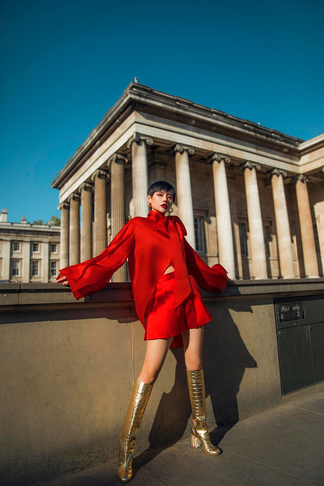 Người mẫu Khánh Linh. (Ảnh: Shin Vox/Vietnam+) Trần Hùng mang nhung lụa Việt lên sàn diễn London Fashion Week 2019 ảnh 1