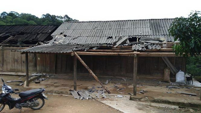 Một nhà dân ở Nghệ An bị ảnh hưởng vì lốc xoáy. (Nguồn: TTXVN) Lốc xoáy kèm mưa đá gây thiệt hại ở huyện miền núi của tỉnh Nghệ An ảnh 1